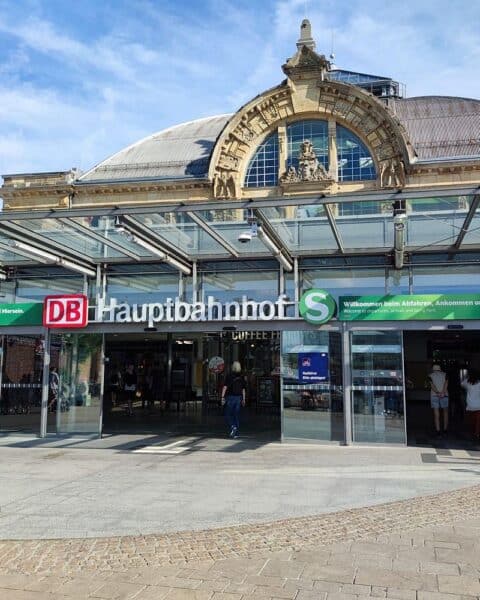 Hauptbahnhof Halle: Bundespolizei kontrolliert Reisende zur Verbesserung der Sicherheit und Aufklärung von Straftaten.