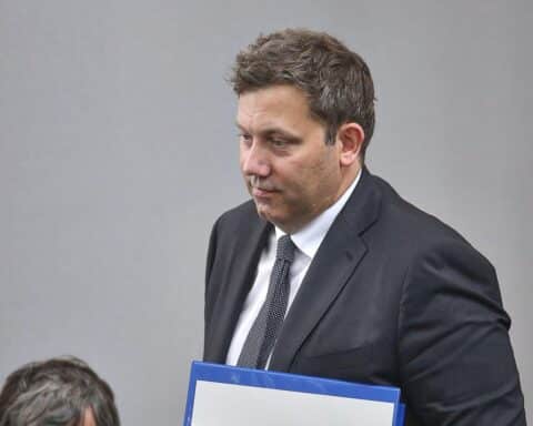 Lars Klingbeil diskutiert Gesundheitsfinanzen; Sparpaket und Kritik am geplanten Zuschuss besprochen.