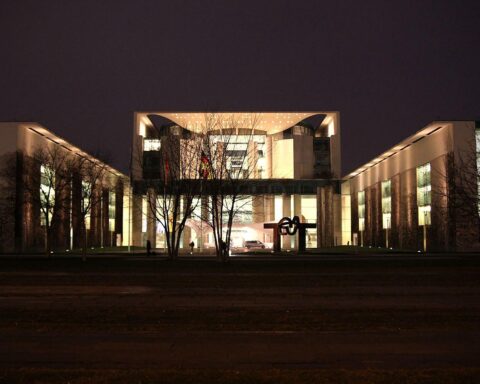 Bundeskanzleramt bei Nacht, Symbol für politische Einigung und internationale Diplomatie.
