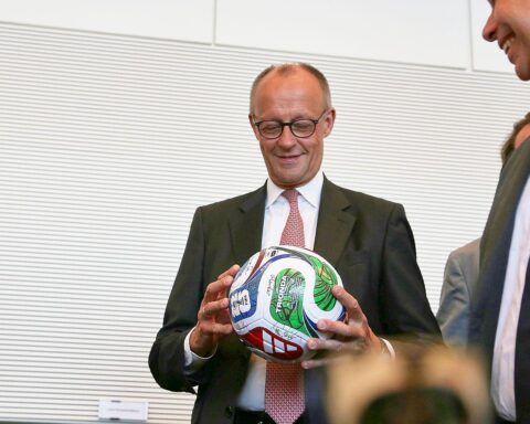Friedrich Merz spricht über Deutschlands Rolle bei zukünftigen Fußball-Weltmeisterschaften und Sportveranstaltungen.