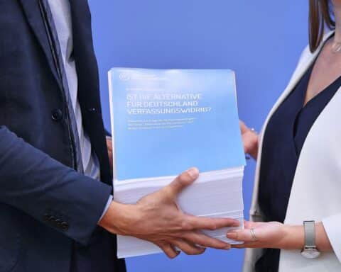 Präsentation des Gutachtens zur Verfassungswidrigkeit der AfD mit Regierungssprecher im Fokus.