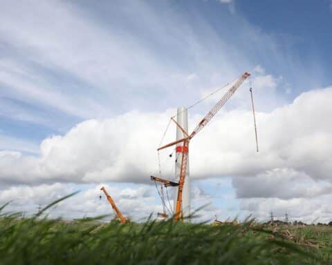 Windräder in Deutschland, symbolisieren Herausforderungen durch chinesische Technologien in der kritischen Infrastruktur.