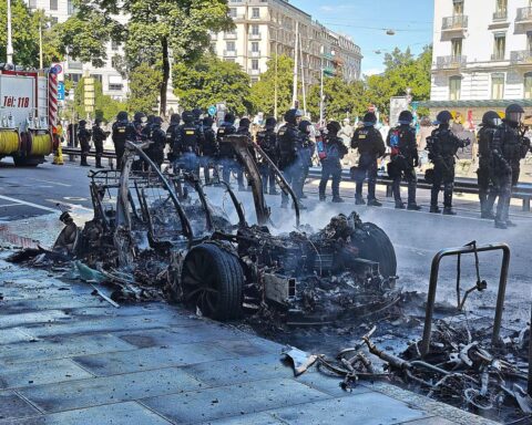 Gewalttätige Proteste mit brennendem Auto und Polizeieinsatz während Anti-G7-Demonstrationen in Genf.