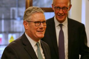Keir Starmer und Friedrich Merz im Archivbild, symbolisieren politische Beziehungen und europäische Zusammenarbeit.