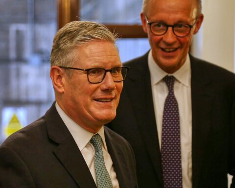 Keir Starmer und Friedrich Merz im Archivbild, symbolisieren politische Beziehungen und europäische Zusammenarbeit.