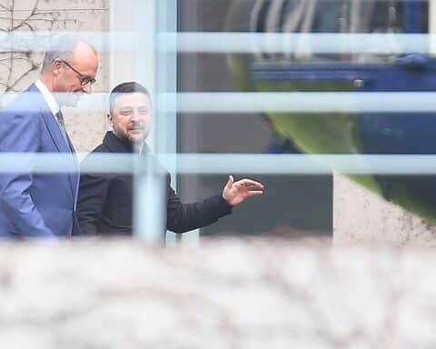Friedrich Merz und Wolodymyr Selenskyj diskutieren über Frieden und Verhandlungen mit Russland.