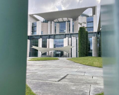 Politiker diskutieren über hohe Ausgaben für Kommunikationsberater im Bundeskanzleramt und Ministerien.