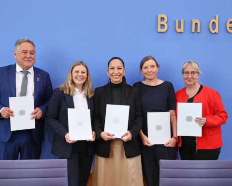 Grafik mit Diagramm zur steigenden Zahl von Petitionen im Bundestag, unterstützt durch Mitzeichnungen.
