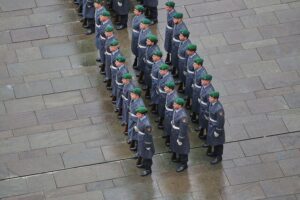 Bundeswehrsoldaten im Einsatz, symbolisiert den Kurswechsel zu verpflichtenden Personalmaßnahmen in Litauen.