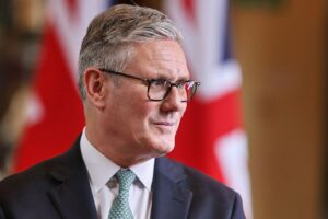 Keir Starmer im Austausch mit politischen Vertretern, symbolisiert Zusammenarbeit zwischen Berlin und London.