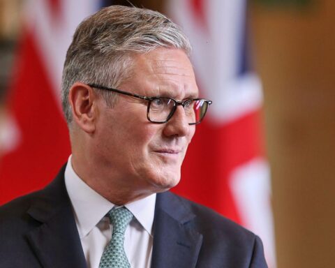 Keir Starmer im Austausch mit politischen Vertretern, symbolisiert Zusammenarbeit zwischen Berlin und London.