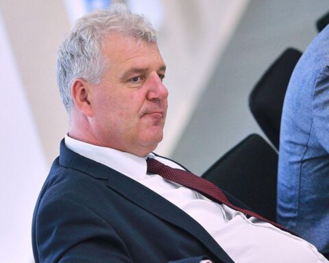Guido Heuer im Gespräch, umgeben von Politikern; Akzent auf AfD-Aussagen und politische Auseinandersetzung.