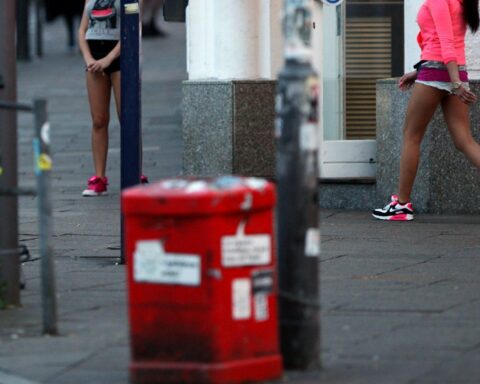 Prostituierte in urbaner Umgebung, symbolisierend die aktuelle Debatte über Prostitutionsrecht und Kommission.