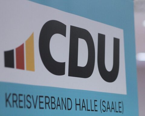 Politiker diskutieren Herausforderungen der schulischen Bildung auf Veranstaltung in Halle (Saale).