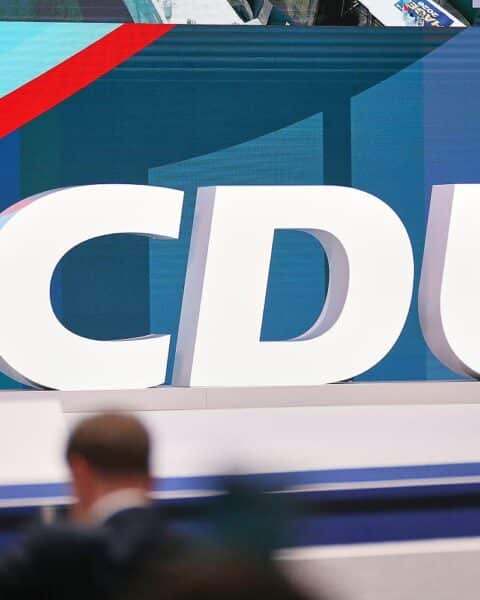 CDU-Logo vor dem Hintergrund von Hamburger Verwaltungsgebäuden, symbolisierend für Reform und Innovation.