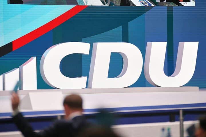 CDU-Logo vor dem Hintergrund von Hamburger Verwaltungsgebäuden, symbolisierend für Reform und Innovation.