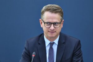 Carsten Linnemann redet auf einem Treffen von Arbeitgebern, Gewerkschaften und Politik in Berlin.