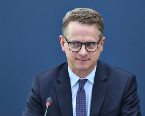 Carsten Linnemann redet auf einem Treffen von Arbeitgebern, Gewerkschaften und Politik in Berlin.