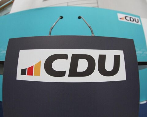 CDU-Logo mit landwirtschaftlichen Flächen und Solaranlagen, Symbol für Energiezukunft in Hamburg.