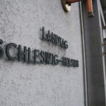 Landtag von Schleswig-Holstein mit Fokus auf Antidiskriminierungsgesetz, Symbol für Gleichheit und Gerechtigkeit.