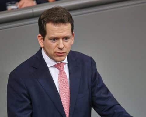 Martin Plum diskutiert rechtliche Gleichheit für Politiker und Bürger in Beleidigungsfragen.