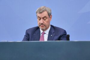 Markus Söder in der Kritik: CSU-Basis fordert ehrliche Kommunikation und Verantwortung nach Wahlniederlagen.