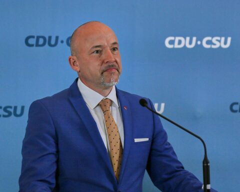 Alexander Hoffmann diskutiert Einkommensgrenze für Spitzensteuersatz, Berlin, politische Debatte.