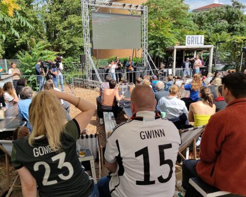Public Viewing im Biergarten, Fans jubeln gemeinsam, Frauenfußball und Gleichstellung.