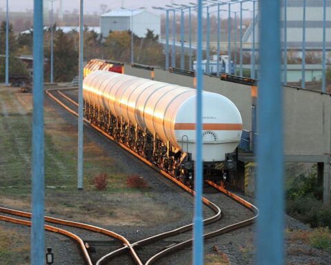 Verladebahnhof mit Chemiefracht, symbolisiert Branche und Herausforderungen der Chemieindustrie in Deutschland.