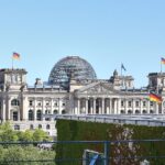 Reichstagsgebäude bei Tageslicht, Symbol für politische Debatte über Cybersicherheit und Transparenz.