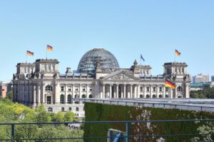 Reichstagsgebäude bei Tageslicht, Symbol für politische Debatte über Cybersicherheit und Transparenz.