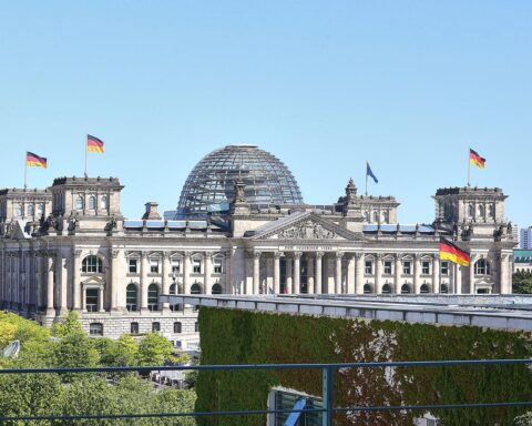 Reichstagsgebäude bei Tageslicht, Symbol für politische Debatte über Cybersicherheit und Transparenz.