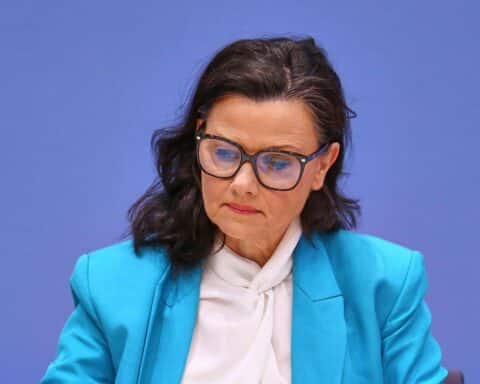 Gitta Connemann diskutiert Arbeitszeitreform; kritische Haltung gegenüber Bürokratie und Mittelstands-Ausgrenzung.