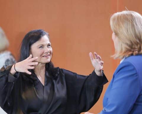 Gitta Connemann diskutiert Arbeitszeitreform; Bärbel Bas zeigt politische Spannungen im Koalitionsvertrag.