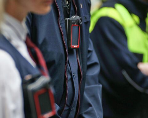 Schaffner mit Bodycam präsentiert Sicherheitskonzepte für den Regionalverkehr der Deutschen Bahn.