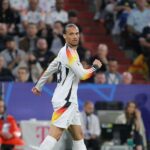 Leroy Sané feiert sein Tor, während die deutsche Nationalmannschaft gegen die USA spielt.