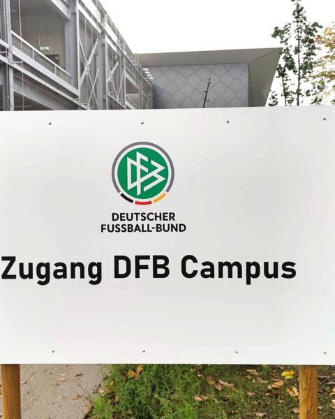 DFB-Zentrale in Frankfurt: Fokus auf Fußball, keine politischen Kommentare, Werte von Toleranz und Respekt.