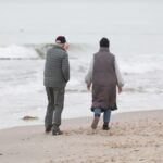 Strandlandschaft mit entspannenden Elementen, symbolisiert Sicherheit und Wohlstand durch eine Rentenreform.