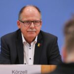 Stefan Körzell fordert höhere Steuern für Superreiche zur Finanzierung sozialer Projekte und Stabilität.