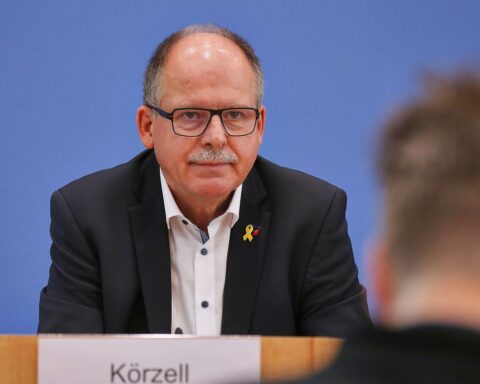 Stefan Körzell fordert höhere Steuern für Superreiche zur Finanzierung sozialer Projekte und Stabilität.