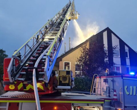 Feuerwehr löscht Dachstuhlbrand mit Drehleitern nach Blitzeinschlag in Dortmund-Lücklemberg.