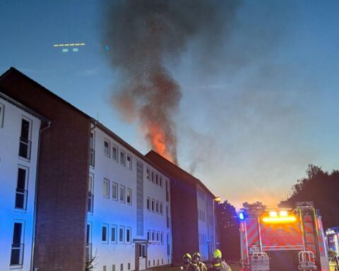 Dachstuhlbrand in Paderborn: Feuerwehr im Einsatz, Rauch und Flammen über dem Gebäude.