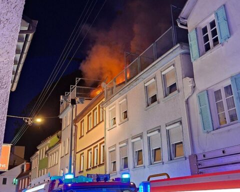 Dachstuhlbrand in Reutlingen mit Feuerwehr im Einsatz und starkem Rauch, evakuierte Anwohner.