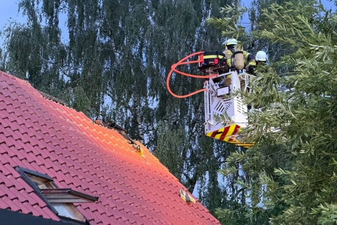 Dachstuhlbrand nach Blitzeinschlag in Fuhlendorf