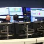 Dax-Chart mit steigenden Kursen, Aktien von SAP, Marktatmosphäre in Frankfurt.