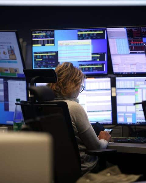 Frankfurter Börse mit Dax-Zahlen, steigenden und fallenden Aktien, angespanntes Anlegerklima sichtbar.