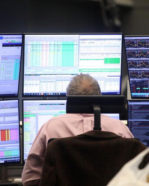 Dax-Chart mit fallenden Aktienkursen, Anleger gibt geopolitische Unsicherheiten und KI-Euphorie Anlass zur Besorgnis.
