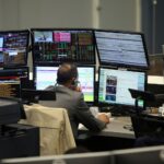 DAX-Chart mit fallenden Kursen, Börsengebäude und Sorgen über internationale Konflikte im Hintergrund.