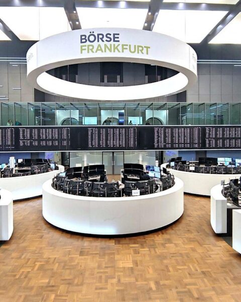 Frankfurter Börse mit fallenden Dax-Kursen, Anleger unsicher wegen Zinsveränderungen und Inflationsdaten.