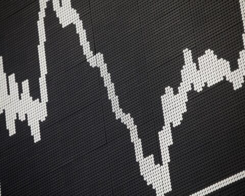 Anzeigetafel der Frankfurter Börse mit Dax-Daten und Aktienkursen, Optimismus vor Zinsentscheidung.